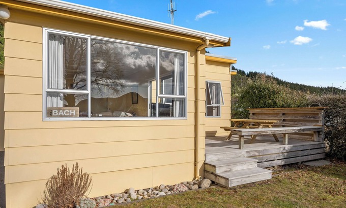 Motuoapa Cottage | Lakeside Escape - Motuoapa Holiday Home