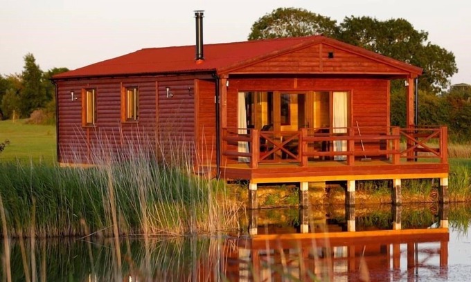 Boston Cabin | Lakeside Fishing Lodges