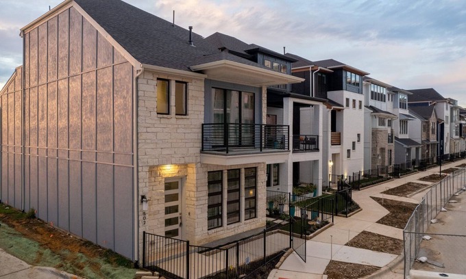 Rowlett Villa | Lakeside Luxury Retreat Along Shoreline of Lake Hubbard