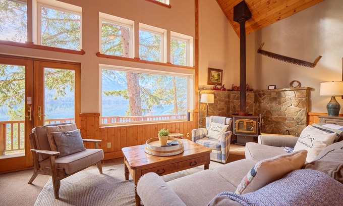 Leavenworth House | Lakeside Retreat w/Private Sandy Beach and Hot Tub