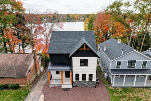 Penn Lake Park House | Lakeside Serenity by AvantStay Lakefront Newly Built Deck w Views