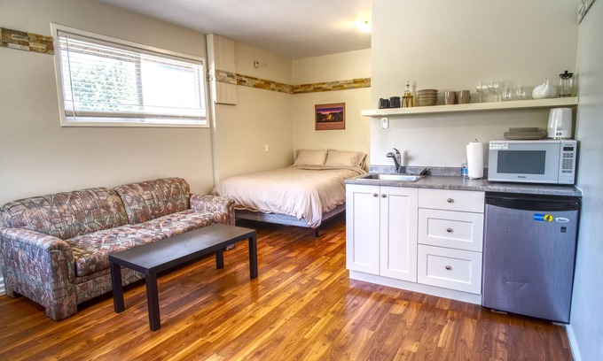 Quesnel Apartment | Lakeside Suite with Garden Views