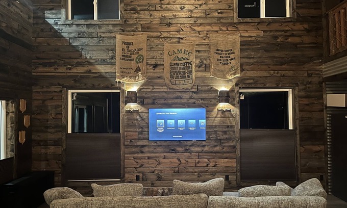 Grandy Cabin | Lakeside Treehouse Cabin sleeps 6+Hot Tub+Cold Tub