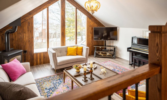 Jacksons Point Cottage | Lakeview 3-Story Family Cottage | 4BR Retreat in Georgina