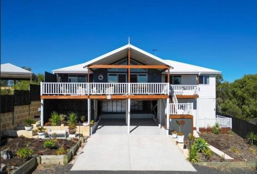 Preston Beach House | LakeView Retreat, 3x2, pet friendly, sleeps 8, 4WD & fishing