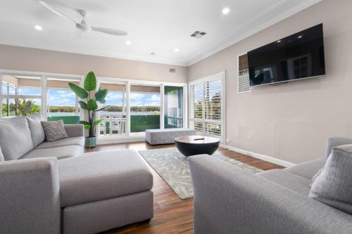 Speers Point House | Lakeview Retreat on the Esplanade