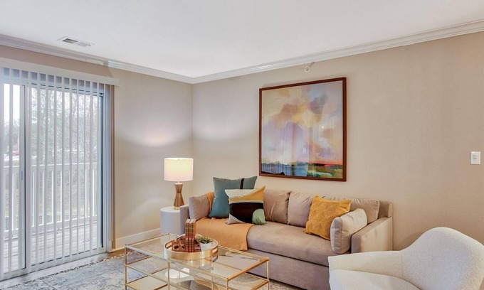 Eureka Apartment | Landing | Amazing 2BD, Pool, Clubhouse