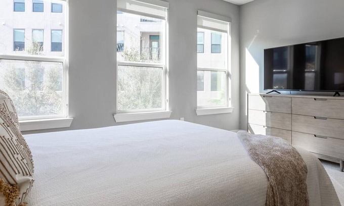 Mueller Apartment | Landing at AMLI on Aldrich - 1 Bedroom in Mueller