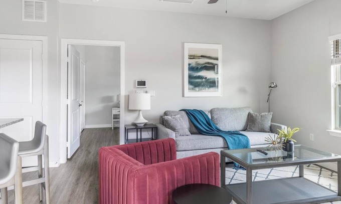 Dallas Apartment | Landing | Chic 1BD, Pool, Gym