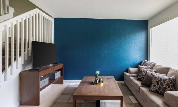 Homestead Apartment | Landing | Chic 3BD, Pool