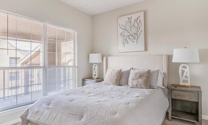 Southbelt/Ellington Apartment | Landing | Stylish 2BD, Pool, Gym