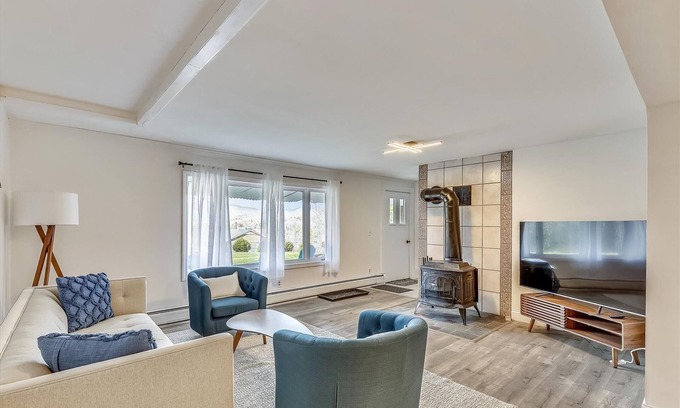 Stowe Hollow Apartment | Lang Farm Mountain View: 2 br w/wood stove & views!