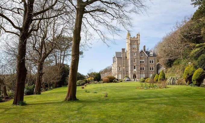 Mumbles Apartment | Langland Bay Manor by Mia Living (3 bed Sea Views)