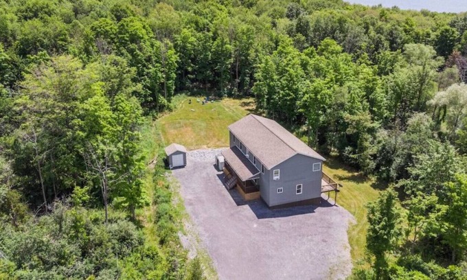 Lansing Apartment | Lansing 4 Bedroom 3.5 bath · Serene Esca · Serene Escape/Fire Pit/Grill