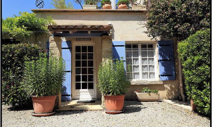 Rognonas Cottage | Large 2 Person Apartment with Air Conditioning & lovely private outdoor area