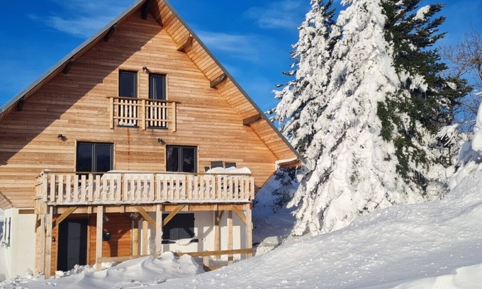 Chastreix Ski Chalet | Large 4* Balneo Zen Altitud Chalet with Sauna 300 meters from the ski slopes