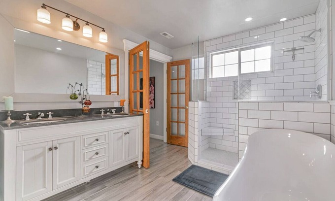 Ryland House | Large 6 Bedroom DT SJ Getaway with Huge Backyard and 2 car garage. Fast Wifi