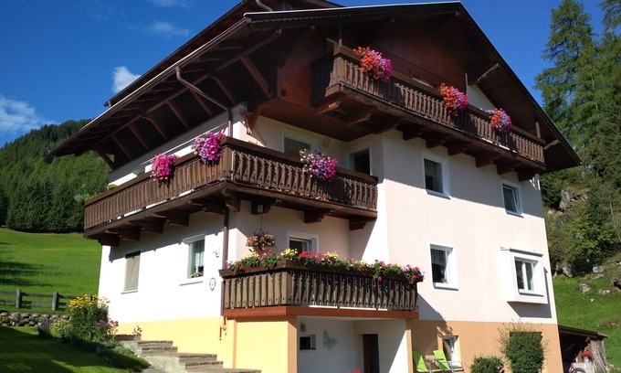 Sankt Jakob in Defereggen Apartment | Large apartment for family and friends with a mountain panorama, free WiFi