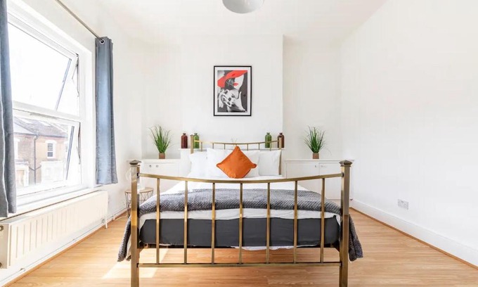 Coldharbour Apartment | Large, Bright and Spacious 3 Bed Flat in London