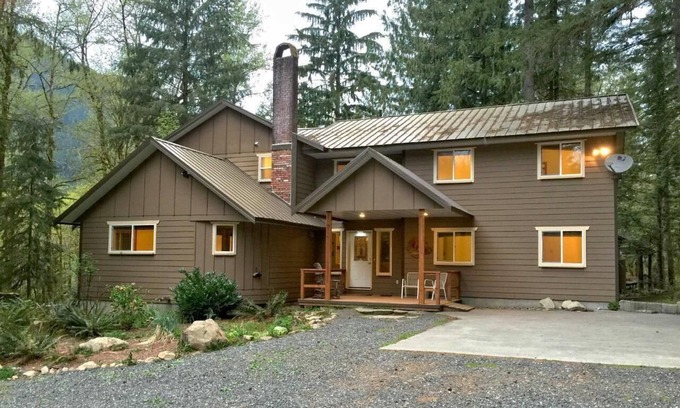 Glacier House | Large Cabin, Pet Friendly, Pool Table and Wi-Fi