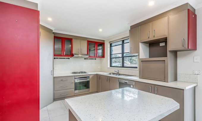 Chifley House | Large Comfortable Home @Woden