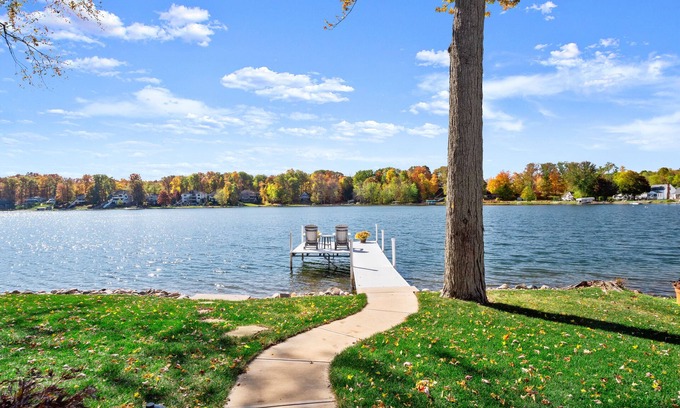 Columbia City Cottage | Large Craftsman Style Lake House for All Seasons + Sleeps 10