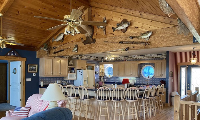 Lake Oconee House | LARGE family - NO PROBLEM! 10 pp main house + attached Pirate’s Hut 14 pp more!