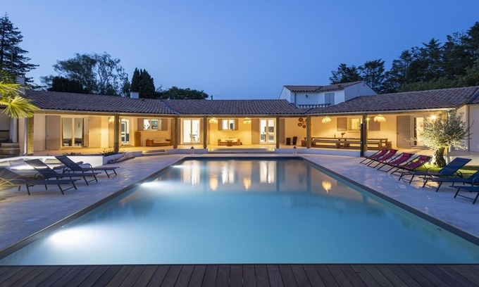 Saint-Georges-des-Coteaux Villa | Large villa with pool in Charente-Maritime