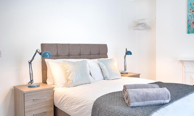 Cwmbrwla House | Large Green Garden, 4 Bedrooms, Sleeps 8