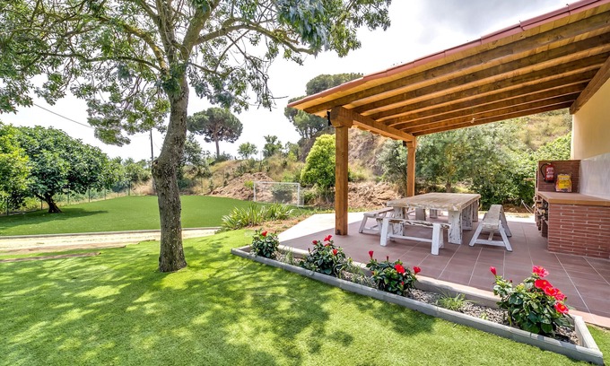 Palafolls Ski Chalet | Large house for 18 pax, pool and private garden. Free WIFI. Ideal group of young people or families. Vivalidays Can Palomo.
