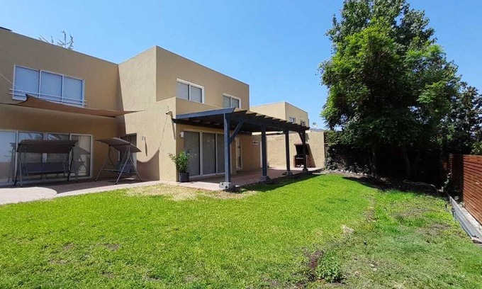 La Florida House | Large house located in the foothills of the Andes.