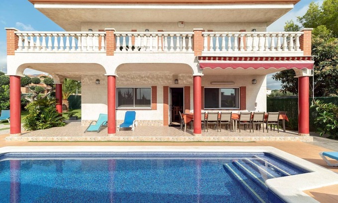 Cubelles Villa | Large house, with pool, barbecue, garden, wifi 1500 meters from sandy beach