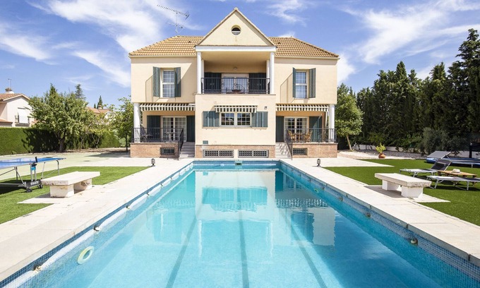 Parque de Cubillas House | Large house with pool, sports facilities and barbecue ideal for families