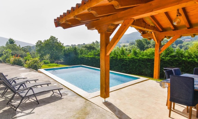 Puente Viesgo Villa | Large house with swimming pool