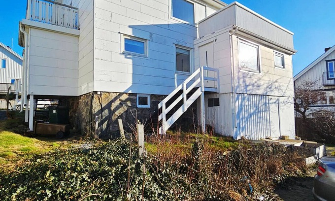 Skaerhamn House | Large House with Two Apartments in Central Skärhamn | SE09100