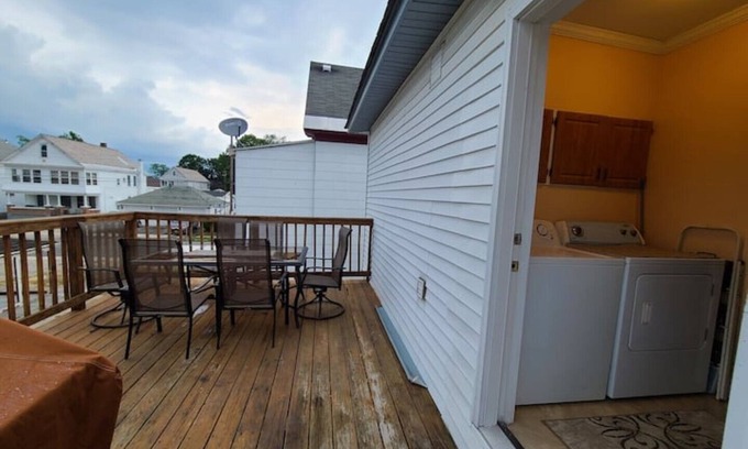 Schenectady Apartment | large king room with 1gb wifi jacuzzi. fireplace