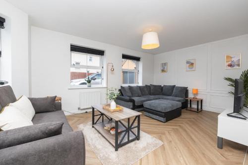 Patchway House | Large Modern Home, Free Parking, Families and Contractors Welcome
