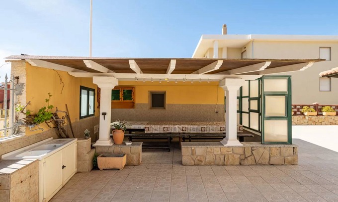 Lu Bagnu Apartment | Large seaside apartment with patio