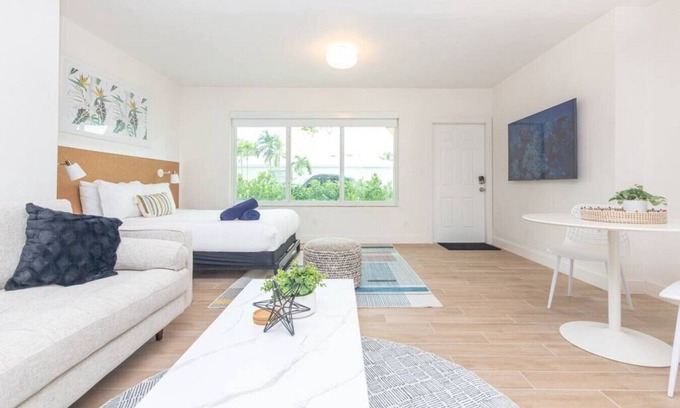 El Portal Apartment | Large Stylish Studio Apartment in El Portal 3