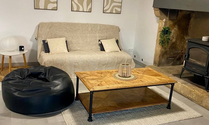 Proissans Apartment | Large T2, cosy quiet 5 minutes from Sarlat. pets welcome