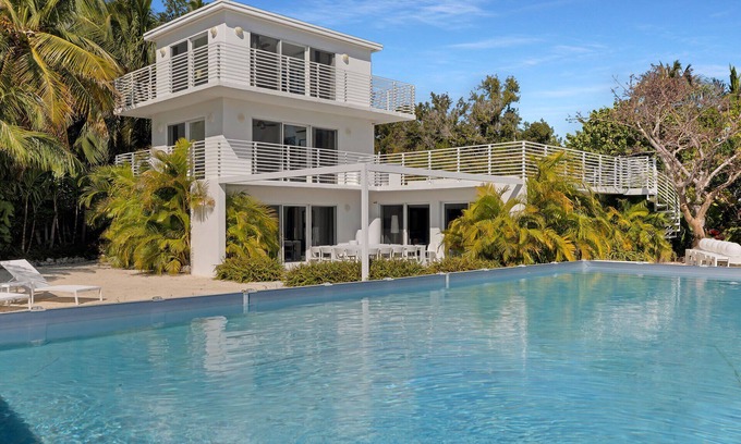 Rock Harbor House | Largo Manor Summary: