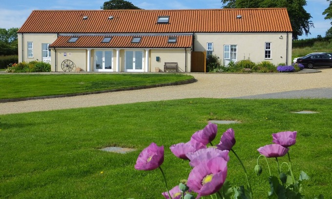 Horncastle Apartment | Laura's Loft - Private, romantic self-catering apartment with views for couples