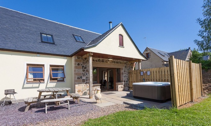 Linlithgow Apartment | Laurel Cottage - sleeps 8 guests in 3 bedrooms