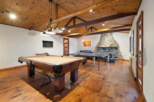 La Minerve Ski Chalet | Lazy Bear Waterfront Chalet W4 Bdrs And Hot Tub