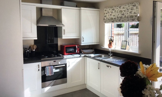 Oakham House | Lazy Nest - Sleeps 4, Parking, Garden & Hammocks
