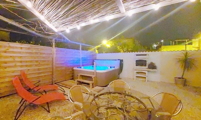 Thezan-les-Beziers House | Le 34 degrés sud - 2 chambres - jardinet et jacuzzi