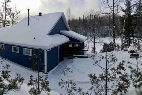 Saint-David-de-Falardeau Ski Chalet | Le Chalet Bleu, aux pieds des Monts-Valin