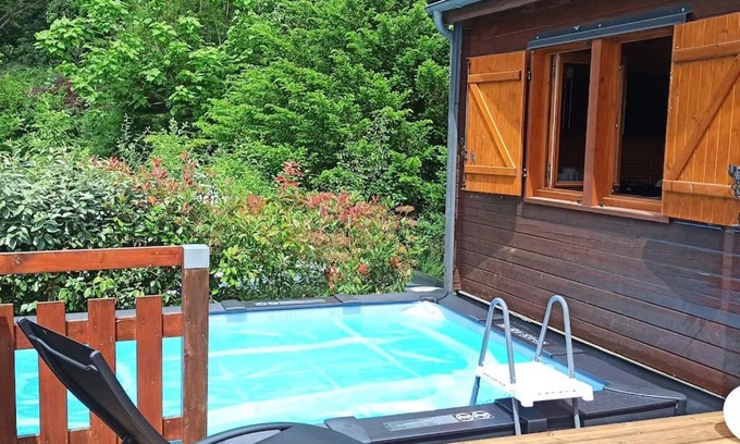 Plantades Ski Chalet | Le Chalet du lac avec spa et piscine privés pour le printemps et l'été et poêle à bois réconfortant en hiver