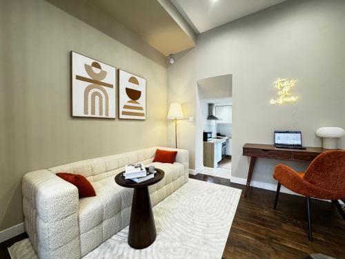 Sens Apartment | Le Cloud - By BEST KEYS - Idéal Couple & Pro - Lumineux & Élégant - Plein Centre Ville - Smart TV Netflix - Machine à Café Nespresso - WiFi Illimité - Check-in Autonome - Parking Gratuit à proximité