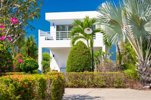 Kram Villa | Le Corbusier Style Villa In Green Neighbourhood with Pool